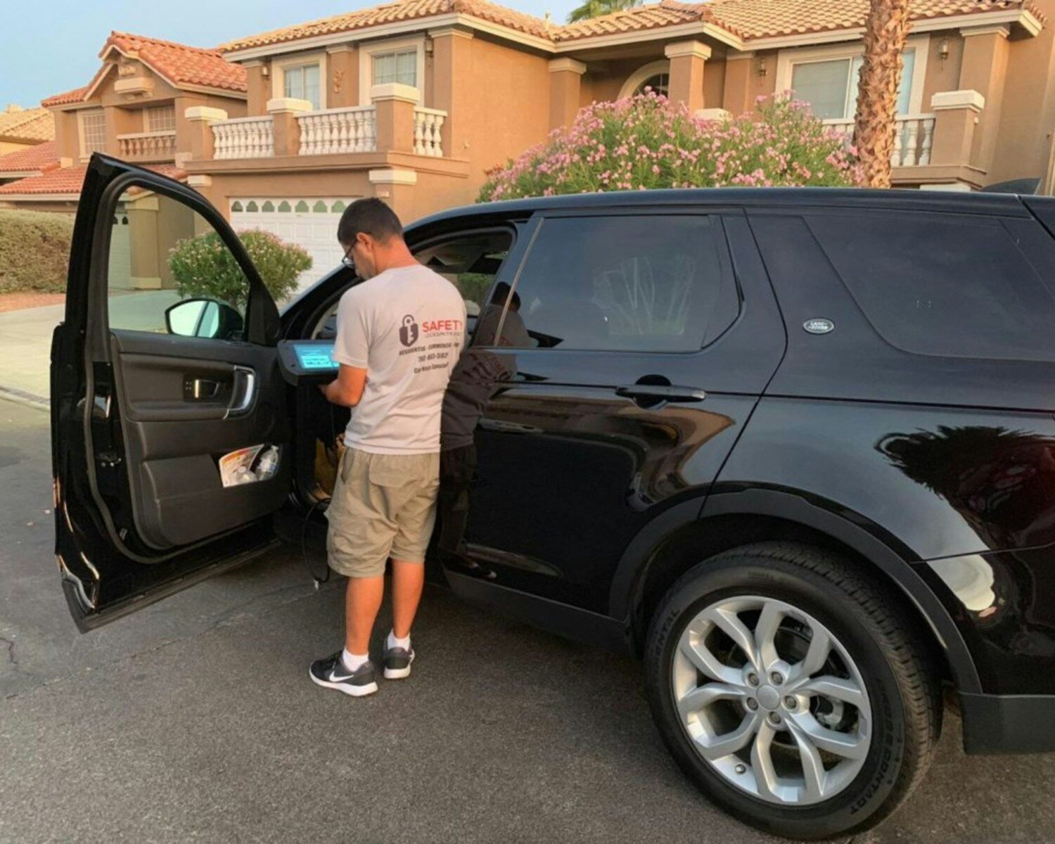 Locksmith opening car door in Brisbane